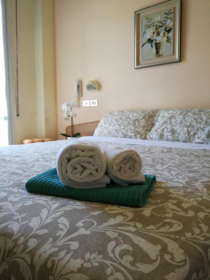 Hotel Rossella Rimini Kültér fotó