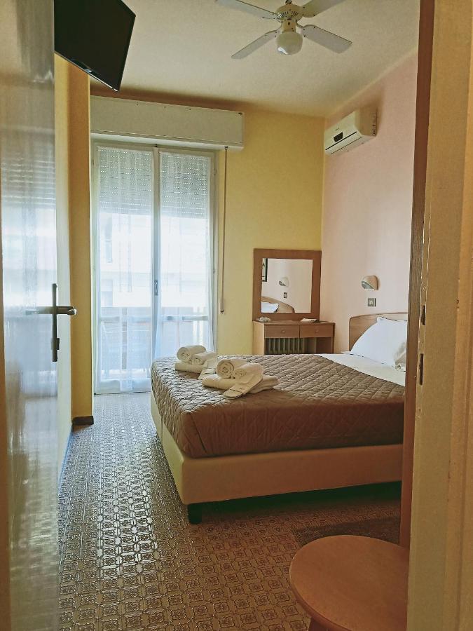 Hotel Rossella Rimini Kültér fotó