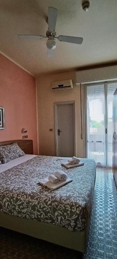 Hotel Rossella Rimini Kültér fotó