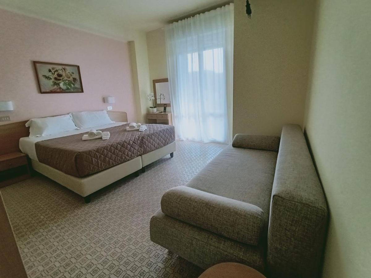 Hotel Rossella Rimini Kültér fotó