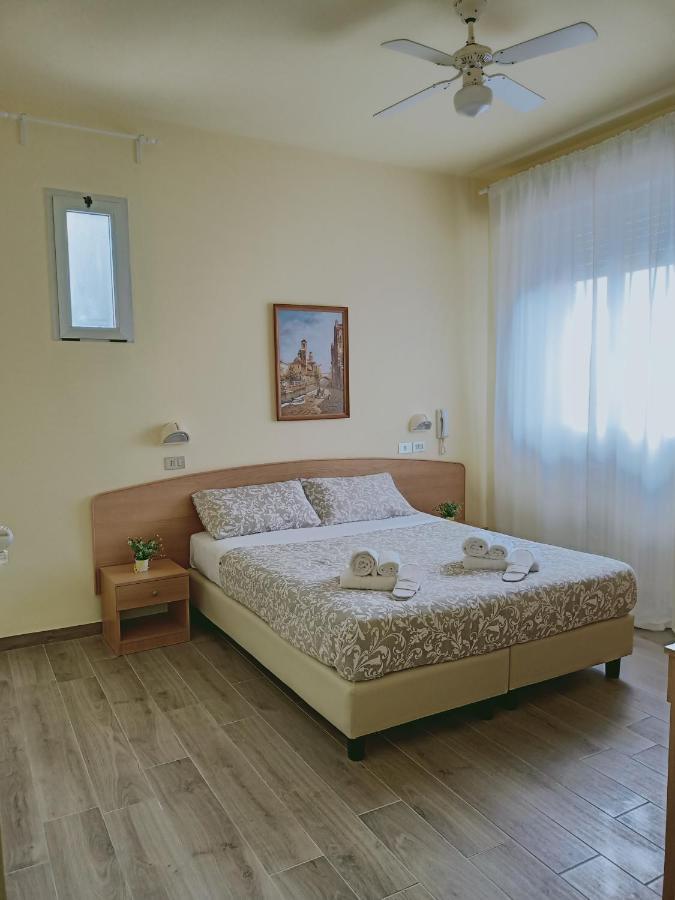 Hotel Rossella Rimini Kültér fotó